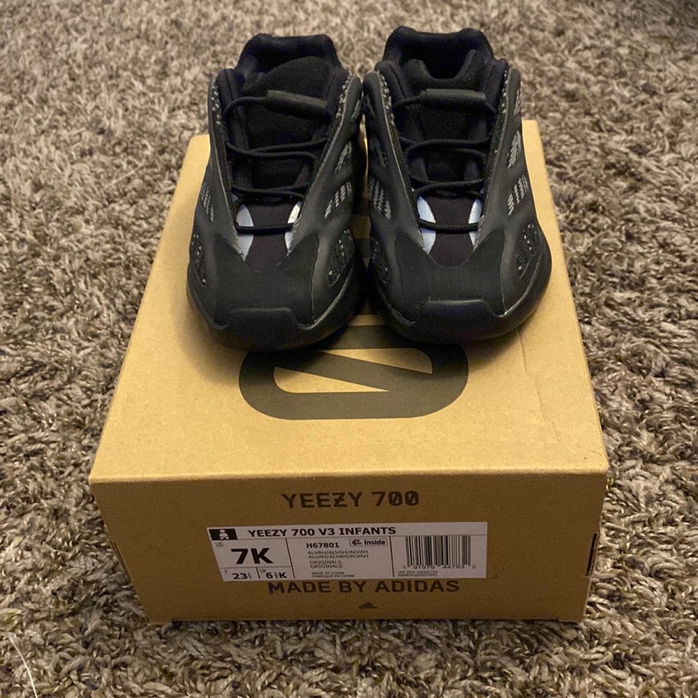 Kids adidas Yeezy 700